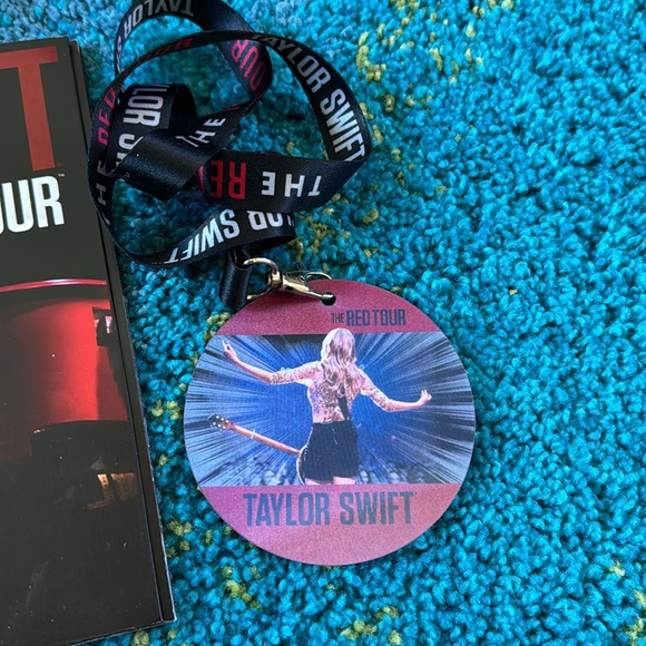 TAYLOR SWIFT Lot Programs Blanket VIP Cards Bracelets Bag Red Fearless Speak Now - Picture 3 of 13